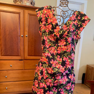 Super Cute Maggie London Double-V Cap-sleeve Dress